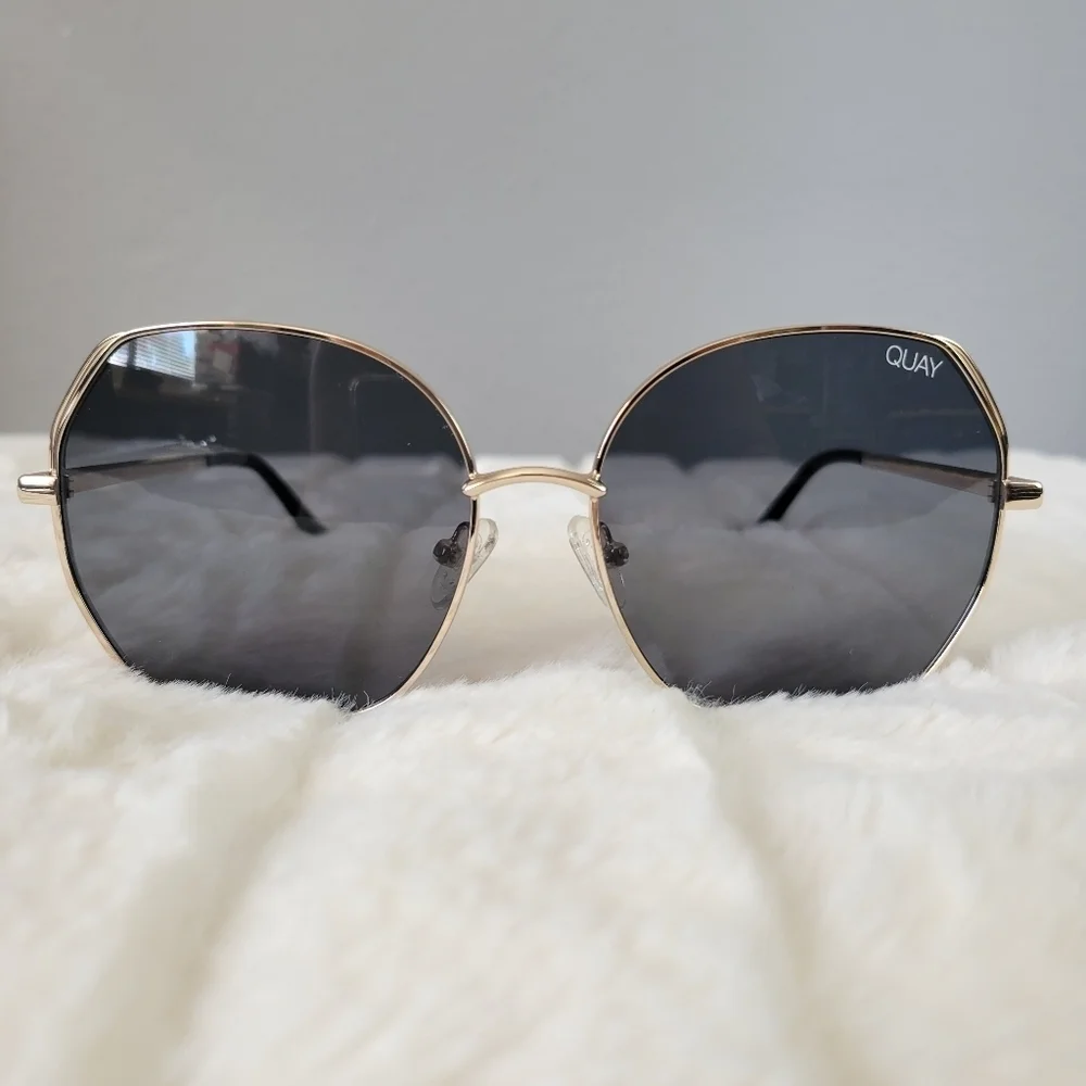 QUAY // ltd ed oversized retro-glam smoke lens gold frames